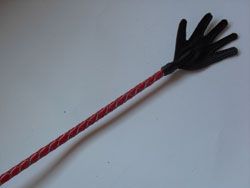 Короткий красный плетеный стек с наконечником-ладошкой - 70 см. - Подиум - купить с доставкой в Санкт-Петербурге