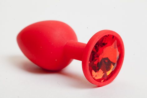 Красная силиконовая анальная пробка с красным стразом - 7,1 см. - 4sexdreaM - купить с доставкой в Санкт-Петербурге