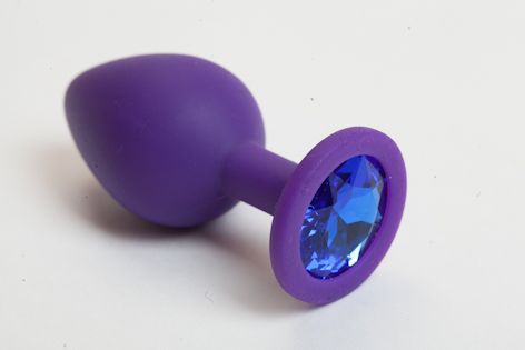 Фиолетовая силиконовая анальная пробка с голубым стразом - 8,2 см. - 4sexdreaM - купить с доставкой в Санкт-Петербурге
