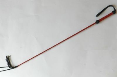 Плетеный длинный красный лаковый стек с наконечником-кисточкой - 85 см. - Подиум - купить с доставкой в Санкт-Петербурге