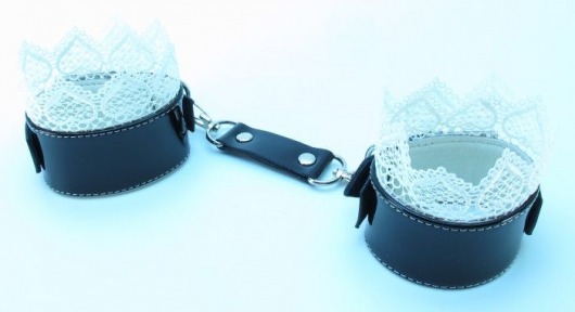 Изысканные чёрные наручники с белым кружевом - БДСМ Арсенал - купить с доставкой в Санкт-Петербурге