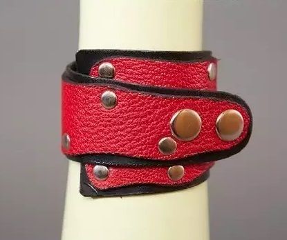 Красно-чёрный кожаный браслет «Треугольник» - Подиум - купить с доставкой в Санкт-Петербурге