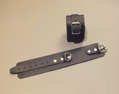Широкие кожаные наручники универсального размера - Подиум - купить с доставкой в Санкт-Петербурге