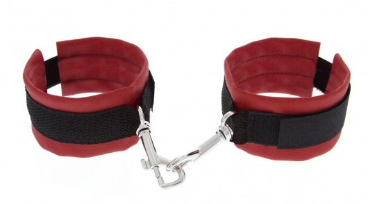 Красно-чёрные полиуретановые наручники Luxurious Handcuffs - Blush Novelties - купить с доставкой в Санкт-Петербурге