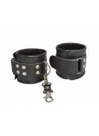 Чёрные кожаные наручники с ремешком с двумя карабинами - Sitabella - купить с доставкой в Санкт-Петербурге