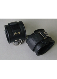 Чёрные кожаные наручники с ремешком с двумя карабинами - Sitabella - купить с доставкой в Санкт-Петербурге